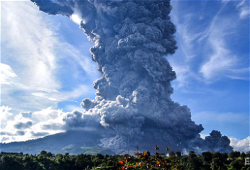 В Индонезии извергаетсявулкан Синабунг