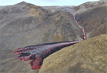 У вулкана Фаградальсфьядльобразовались новые трещины с лавой