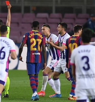 «Барселона» вырвала победу над игравшимв меньшинстве «Вальядолидом»