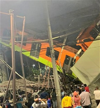 Из-за обрушения наземного моста метро в Мехико погибли по меньшей мере 23 человека