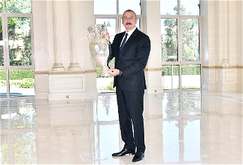 Президенту Ильхаму Алиевупередан кубок Евро-2020