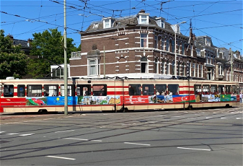 Трамвай, украшенный рисунками с изображениемфлага Азербайджана, на улицах Гааги