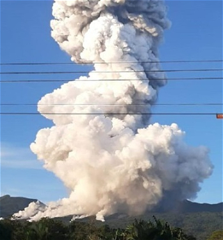 В Коста-Рике начал извергаться вулкан