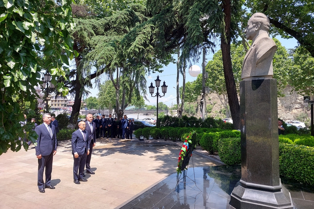 Визит азербайджанской делегации в Тбилиси начался с посещения памятника Гейдару Алиеву