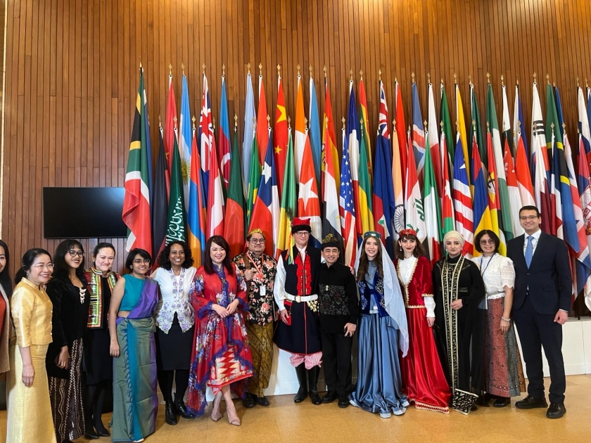 Постоянные представители впервые присутствовали на заседании ЮНЕСКО в национальных костюмах