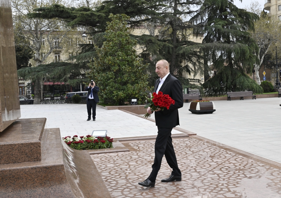 Президент Ильхам Алиев посетил памятник великому лидеру в Гяндже