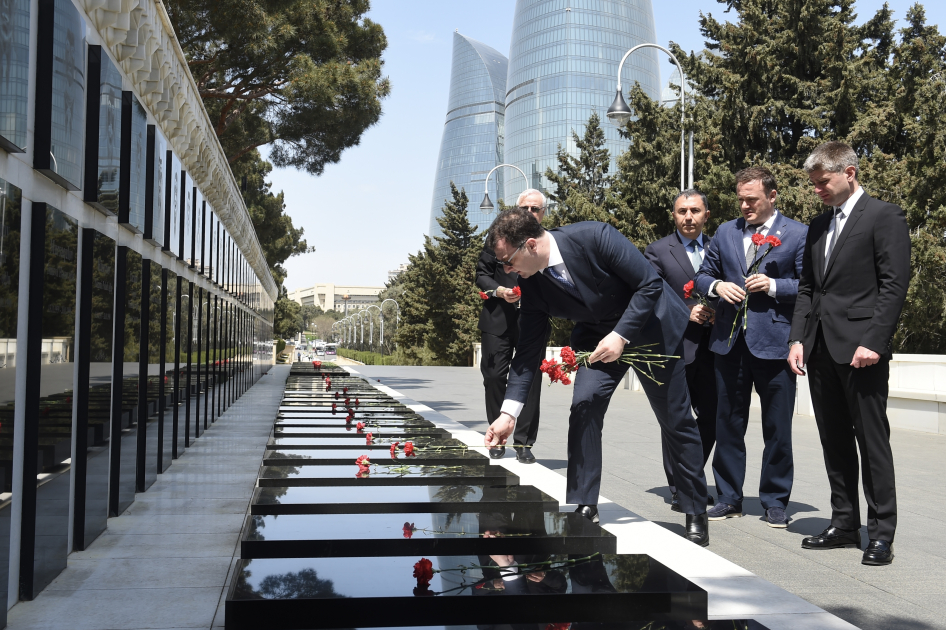 Грузинские парламентарии посетили могилу великого лидера и Шехидляр хиябаны