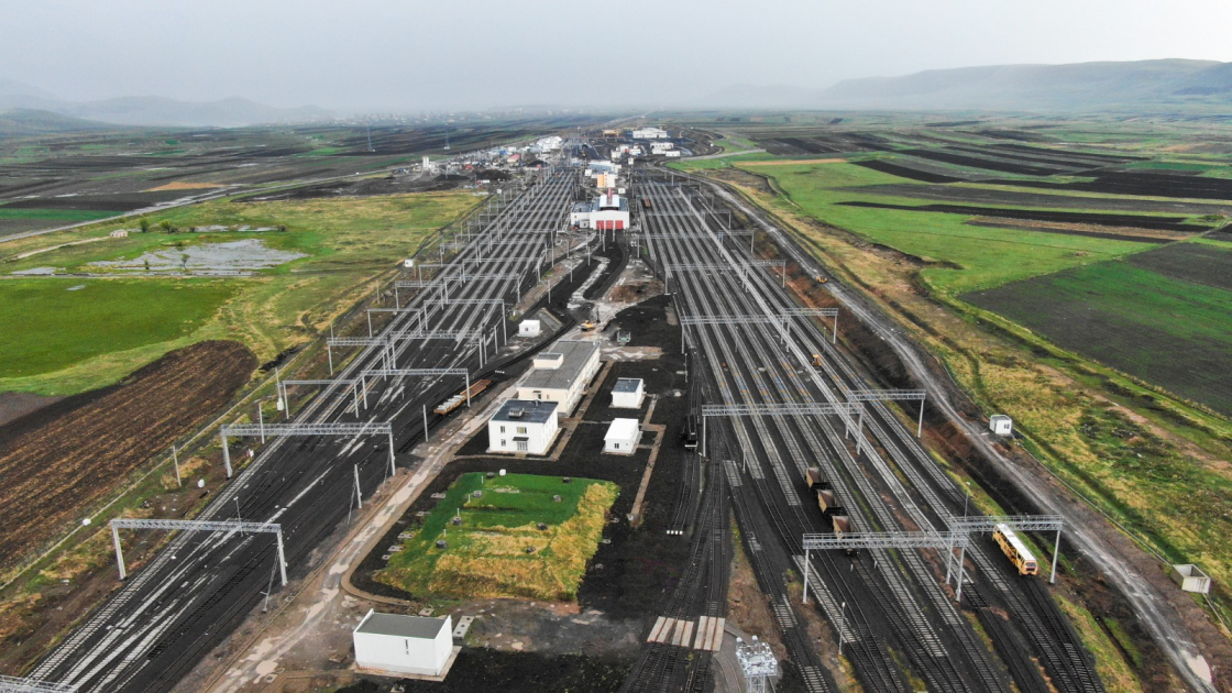 Завершены работы по модернизации железнодорожной линии Баку-Тбилиси-Карс