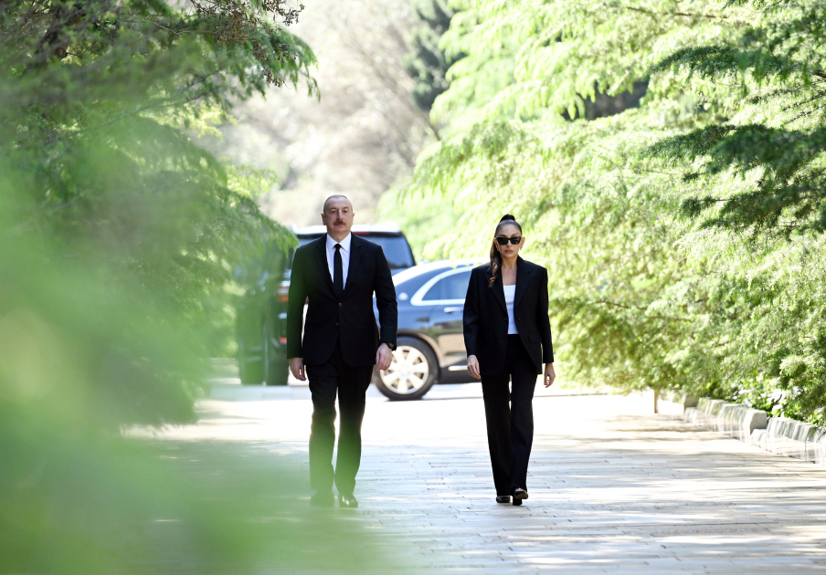 Президент Ильхам Алиев и первая леди Мехрибан Алиева посетили могилу великого лидера Гейдара Алиева в Аллее почетного захоронения