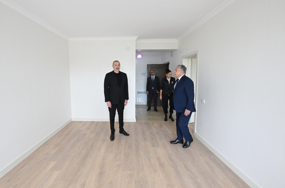 Президент Ильхам Алиев и первая леди Мехрибан Алиева ознакомились с условиями, созданными после ремонта и реконструкции в 15 многоквартирных зданиях в городе Ходжалы