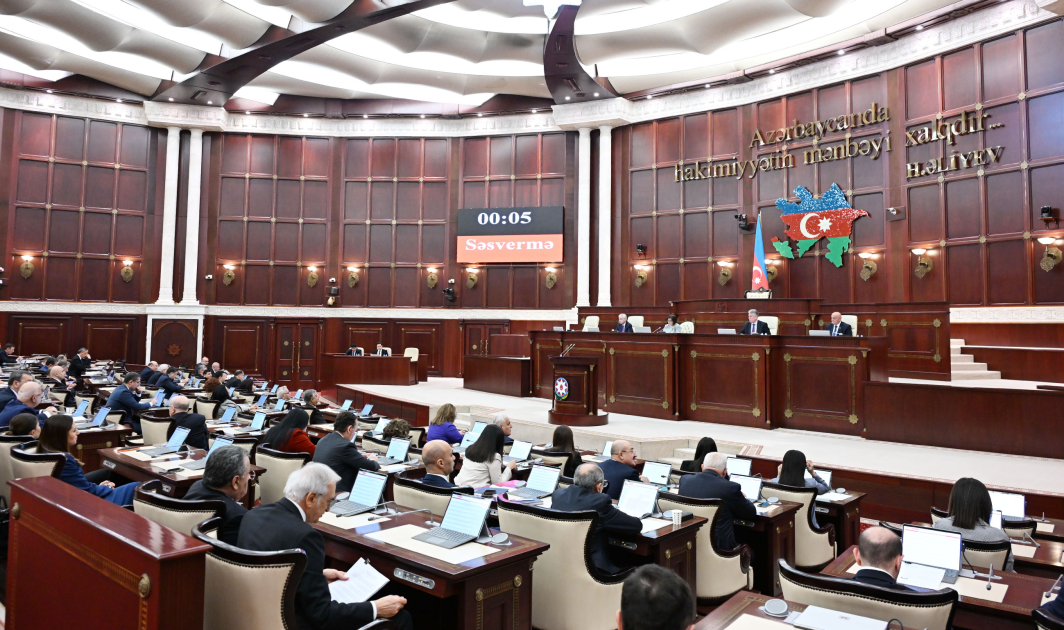 Проходит очередное пленарное заседание Милли Меджлиса, на обсуждение вынесены 14 вопросов