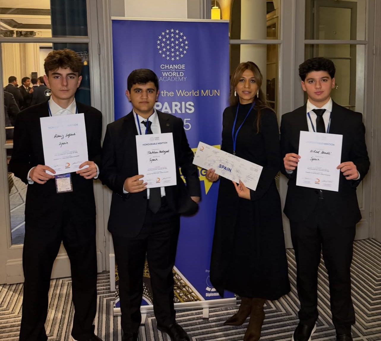 Гянджинский школьник покорил Париж