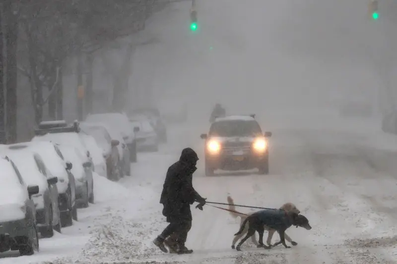 Половину США занесло снегом: около миллиона без света, во многих штатах транспортный коллапс