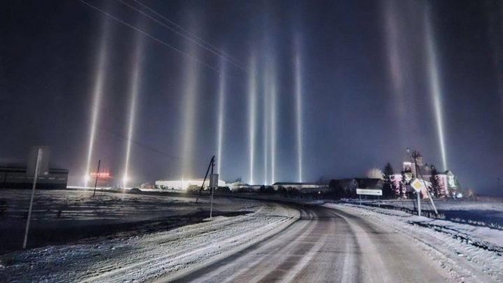 Mash: сразу над 8 регионами России заметили световые столбы