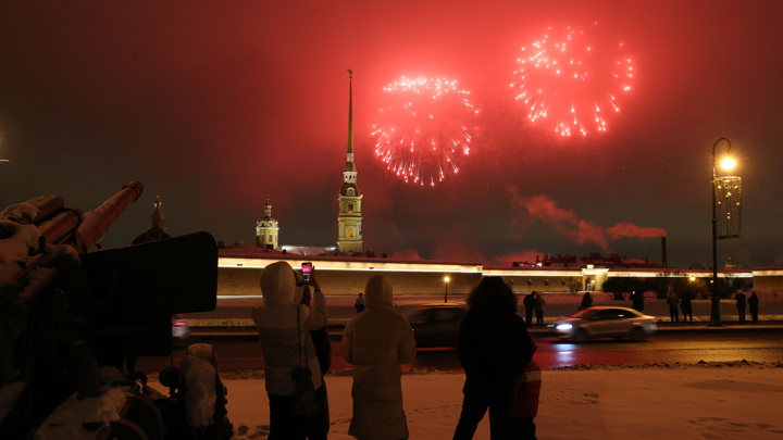 Салют прогремел в Петербурге в честь 82-й годовщины снятия блокады Ленинграда