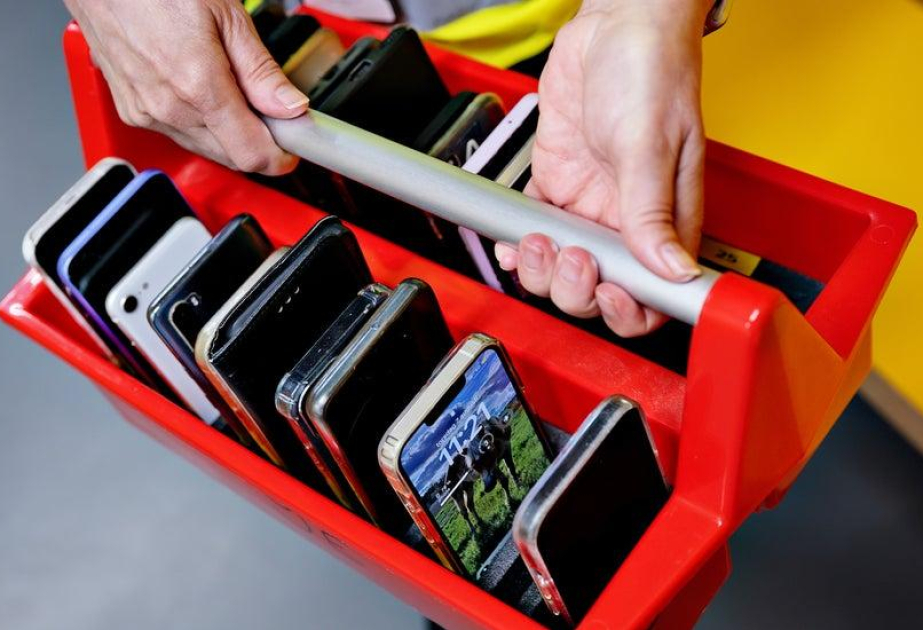 В школах Швеции введут запрет на мобильные телефоны