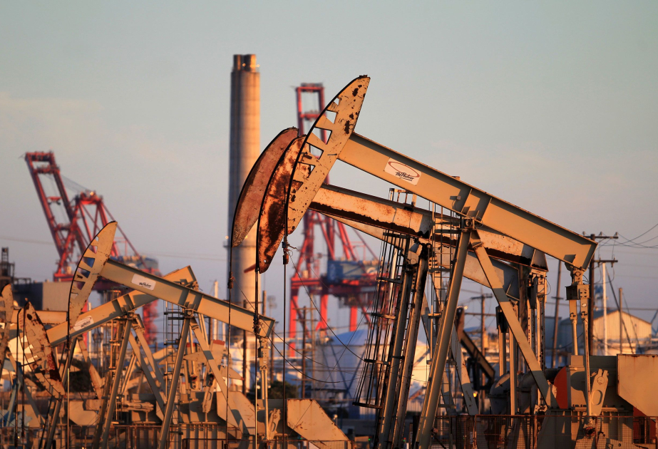 На мировых биржах нефть подешевела