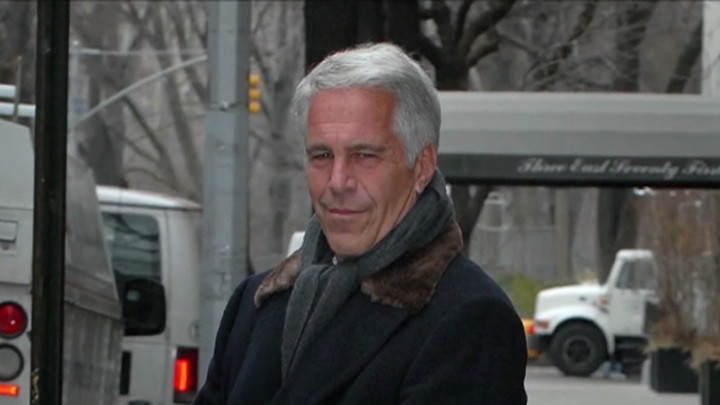 Перед арестом Эпштейн обсуждал с экс-советником Трампа Бэнноном съемку фильма