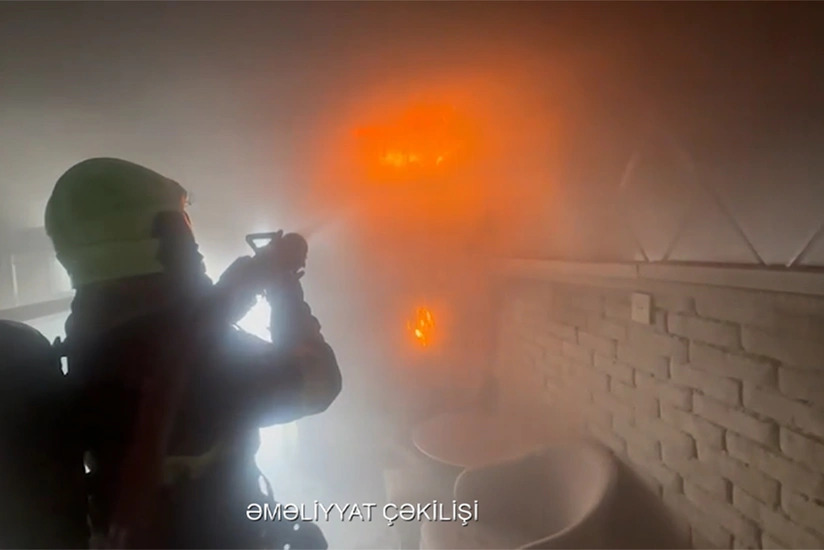 В Баку в магазине произошел пожар