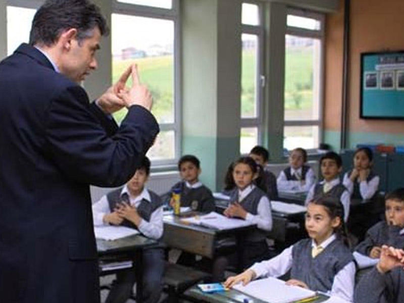 Мужчина в школе