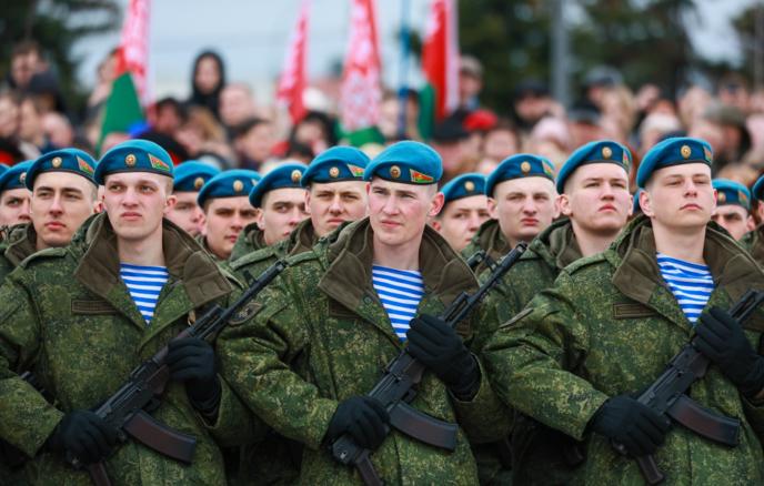 В Белоруссии заявили о готовности военных встать на защиту Родины