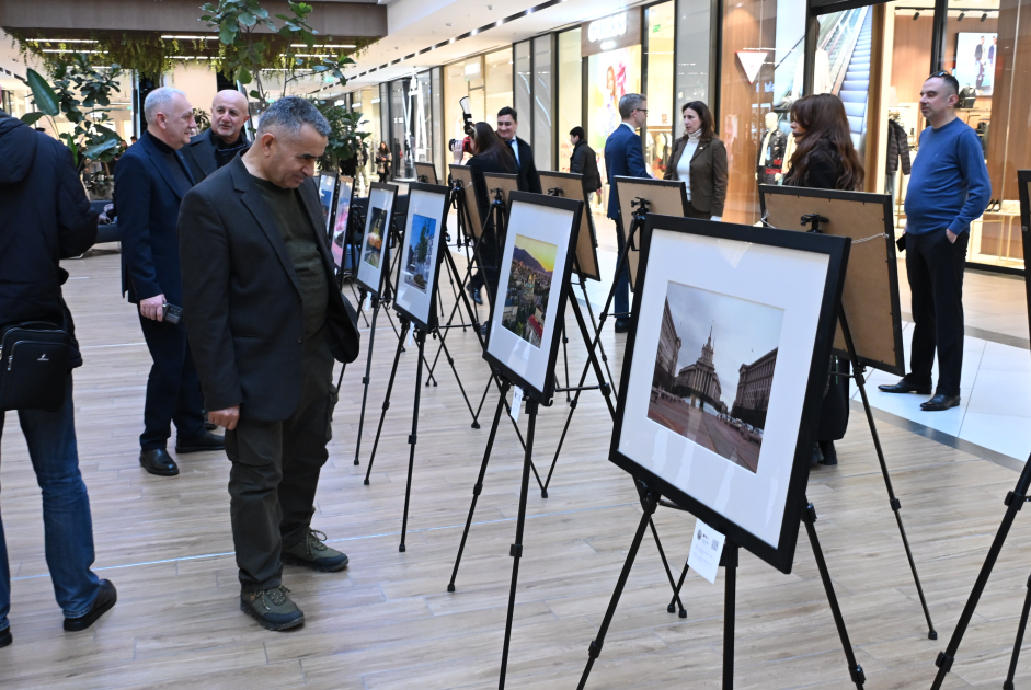 В Баку состоялось открытие фотовыставки &laquo;Площади Европы&raquo;