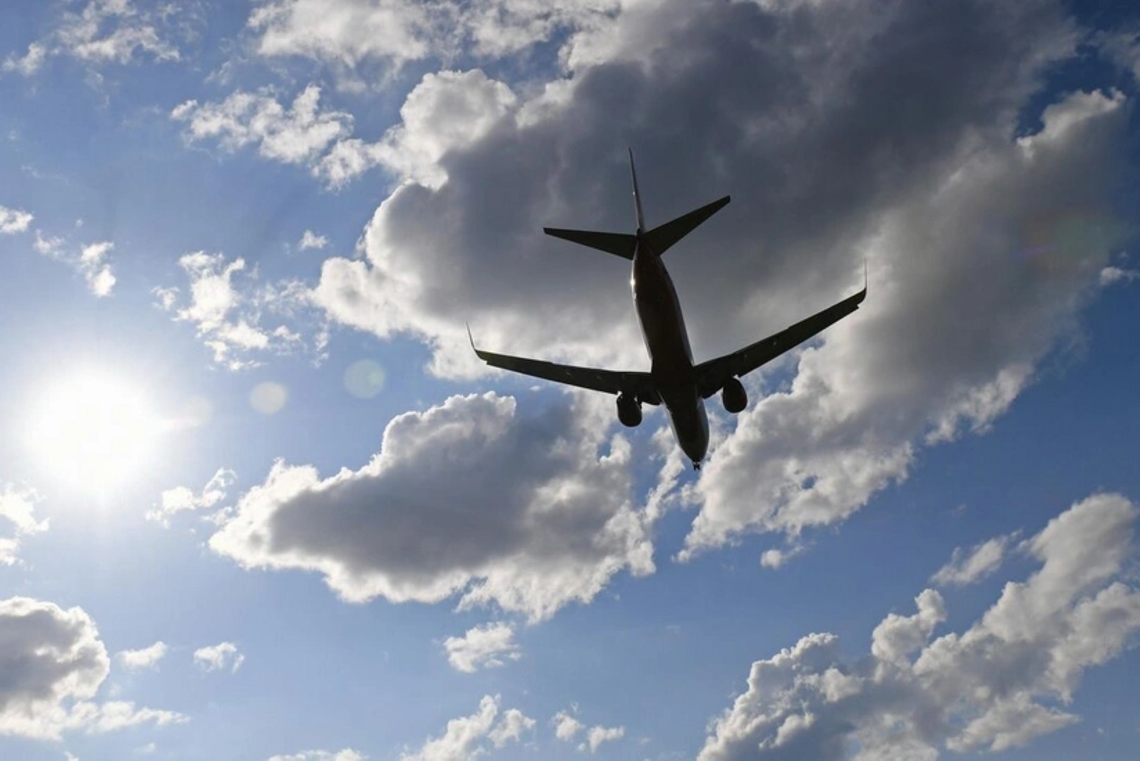 В Индонезии неизвестные совершили вооруженное нападение на самолет, пилоты погибли