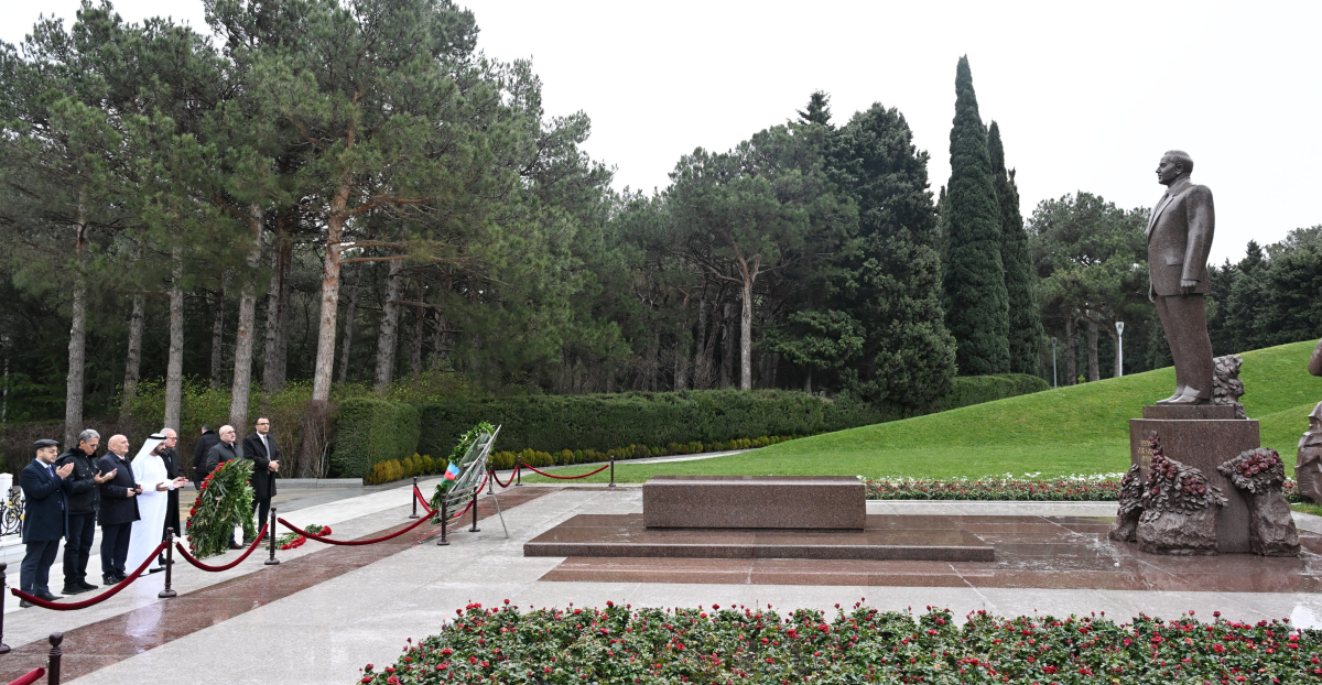 Председатель Арабского парламента посетил Аллею почетного захоронения и Парк Победы в Баку