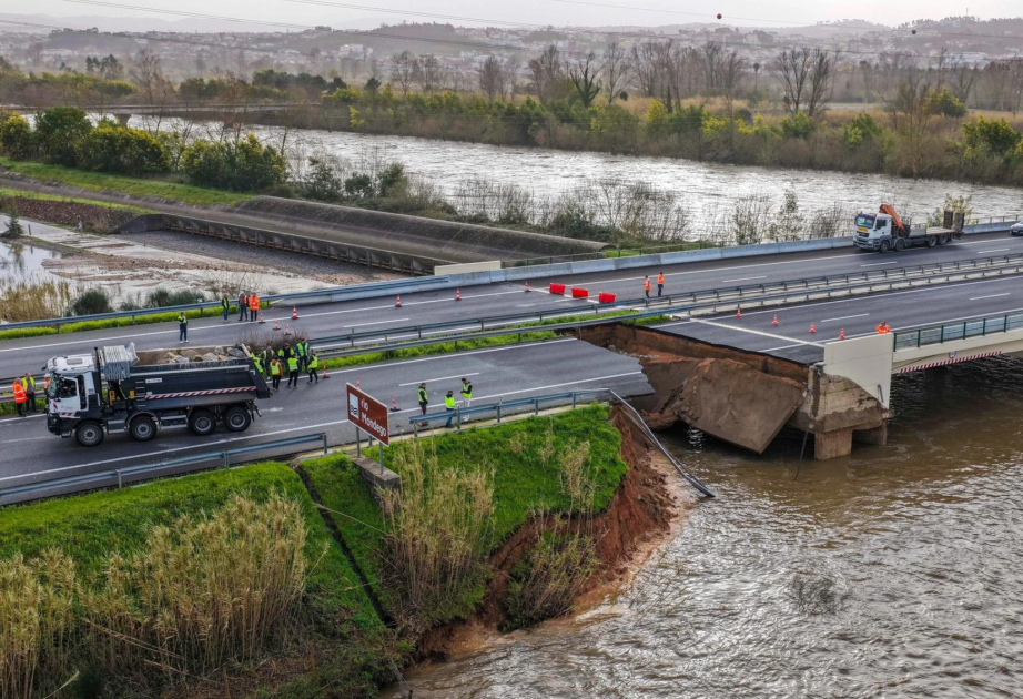 Штормы в Португалии унесли жизни 16 человек