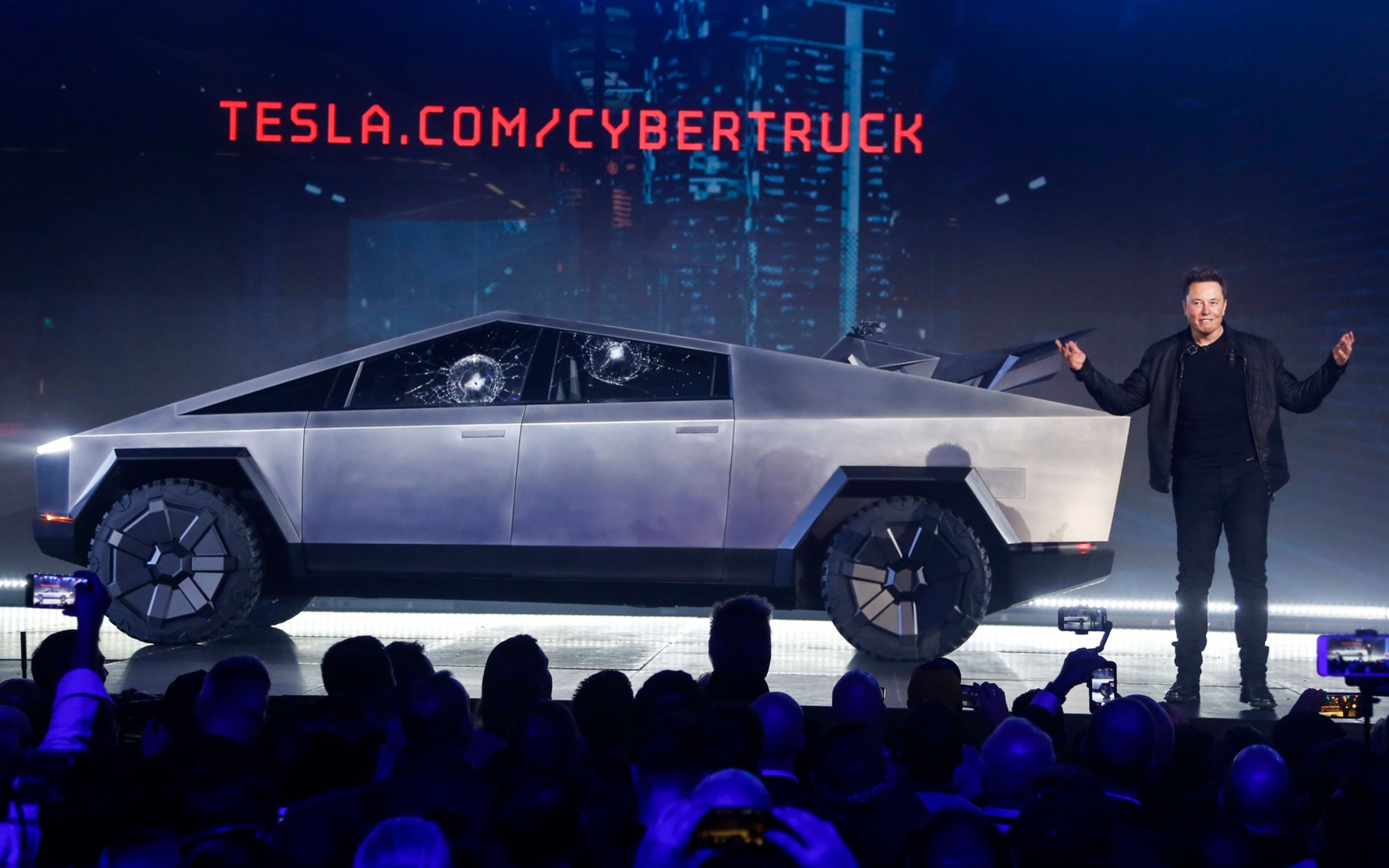 Tesla показала новый базовый Cybertruck и удешевила флагманскую модель