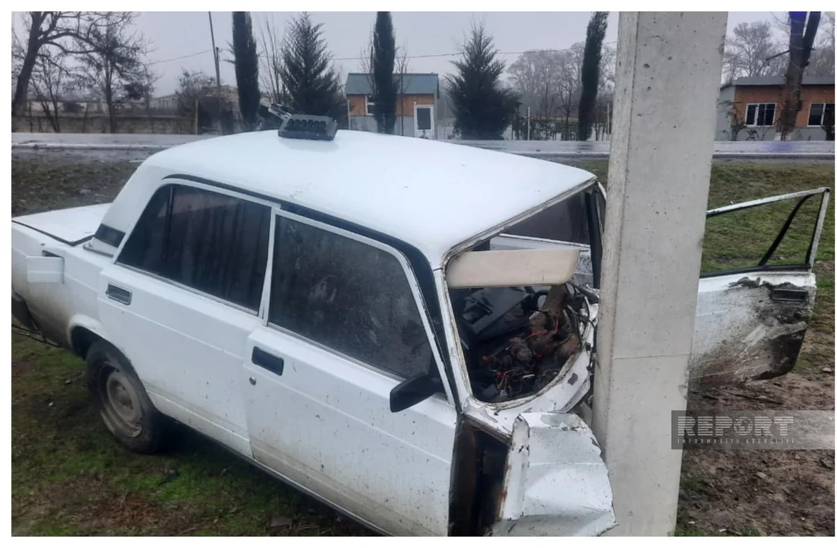 В Огузе автомобиль врезался в световую опору, есть пострадавшие