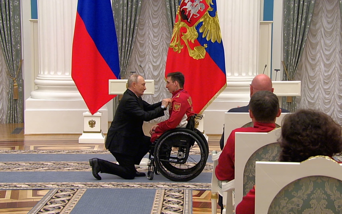 Путин встал на колено, вручая награду паралимпийскому чемпиону Голубкову