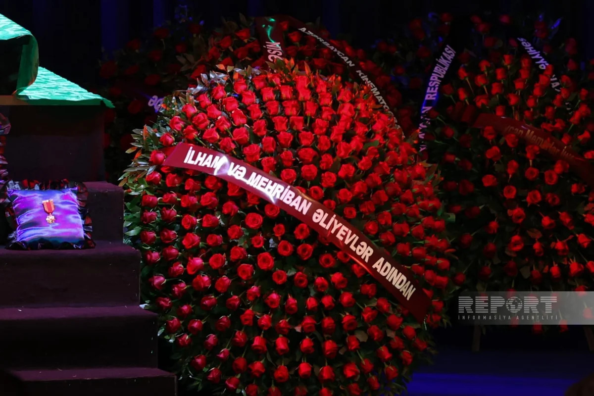 Ильхам Алиев и Мехрибан Алиева отправили венок на церемонию прощания с Расимом Балаевым