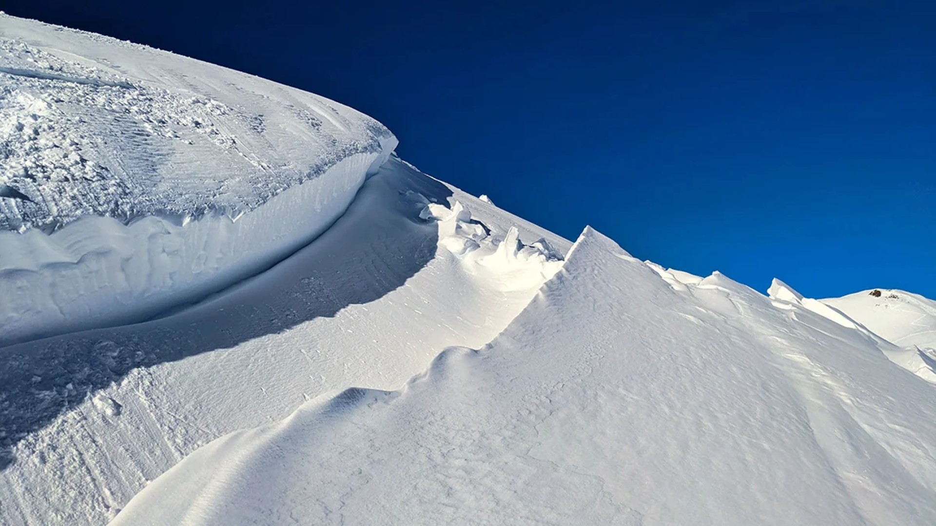 
Женщина и ребенок оказались под снегом в результате схода лавины в Дагестане
