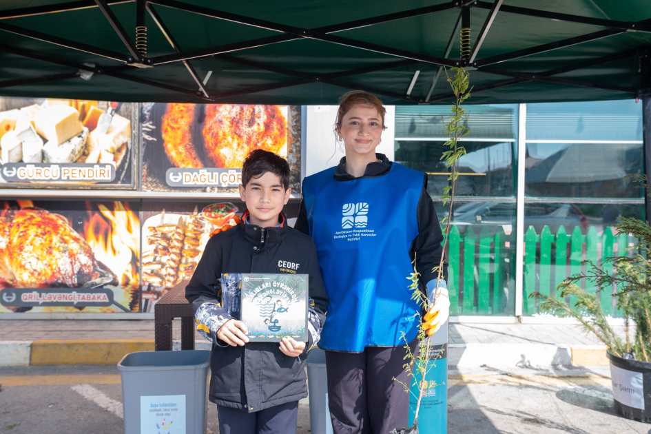 
Жители Новханы обменяли отходы на саженцы