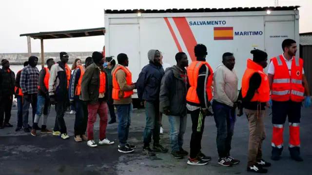 В Испании одобрили указ о легализации тысяч находящихся в стране мигрантов