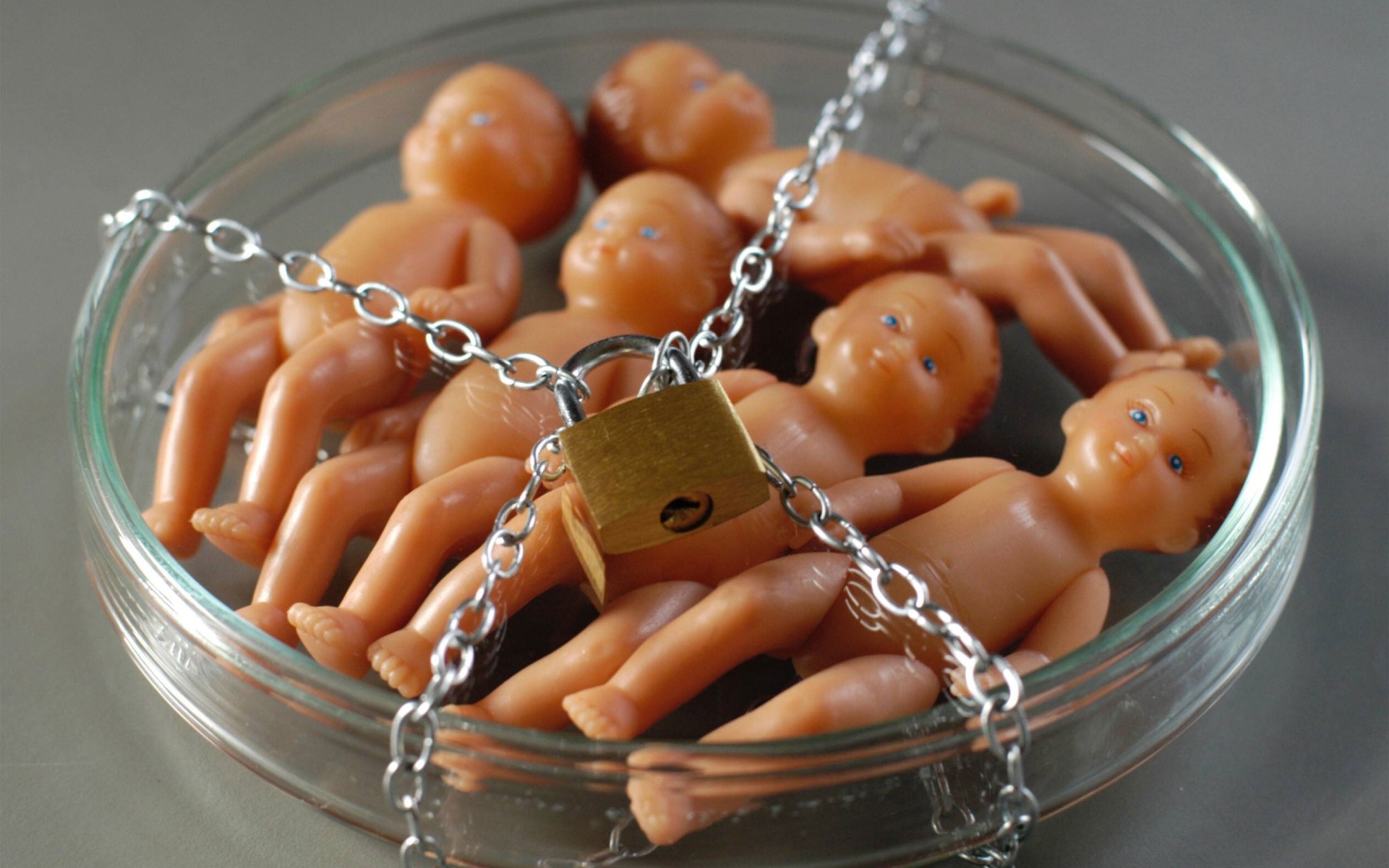 Суд в Австралии выдвинул 109 обвинений против 13-летней девочки