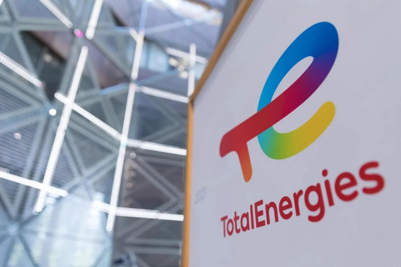 
TotalEnergies показала рост прибыли на фоне энергокризиса и перебоев в поставках нефти
