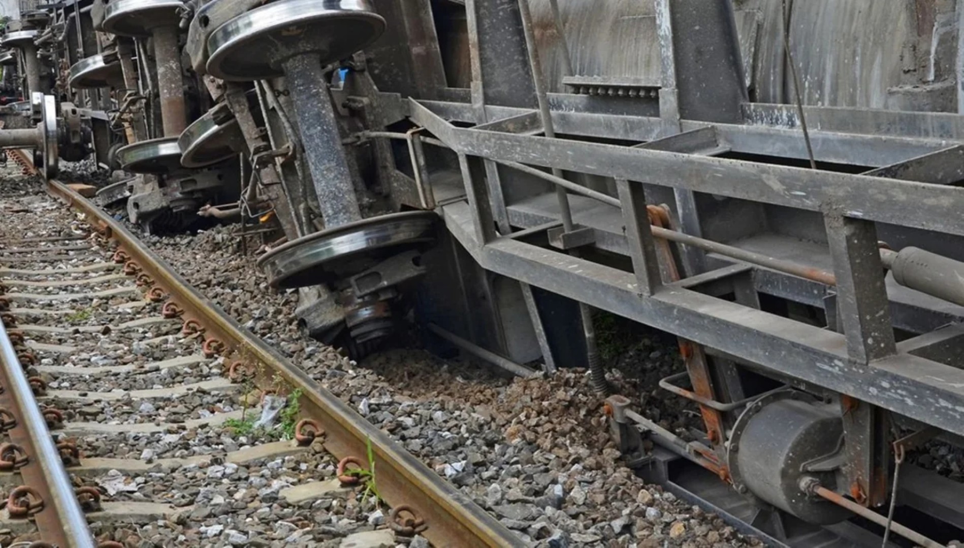 
Столкновение поезда и грузовика в Словакии: один человек погиб, 21 пострадали