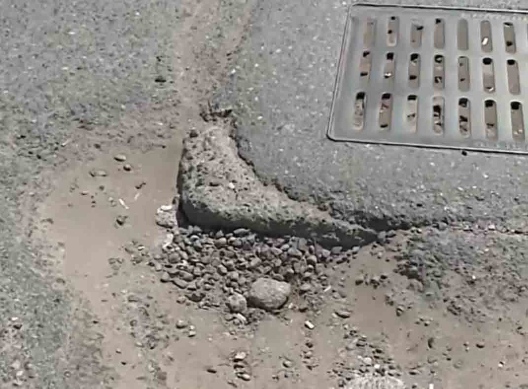 Выбоины на трассе Бинагади - Балаханы превращают поездки в кошмар