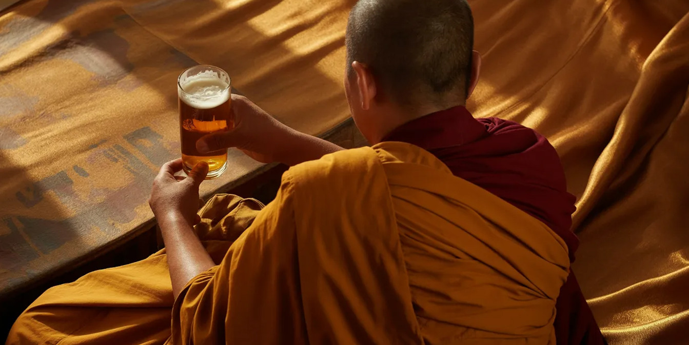 Буддийского монаха выгнали из монастыря из-за любви к пиву, он был в гневе
