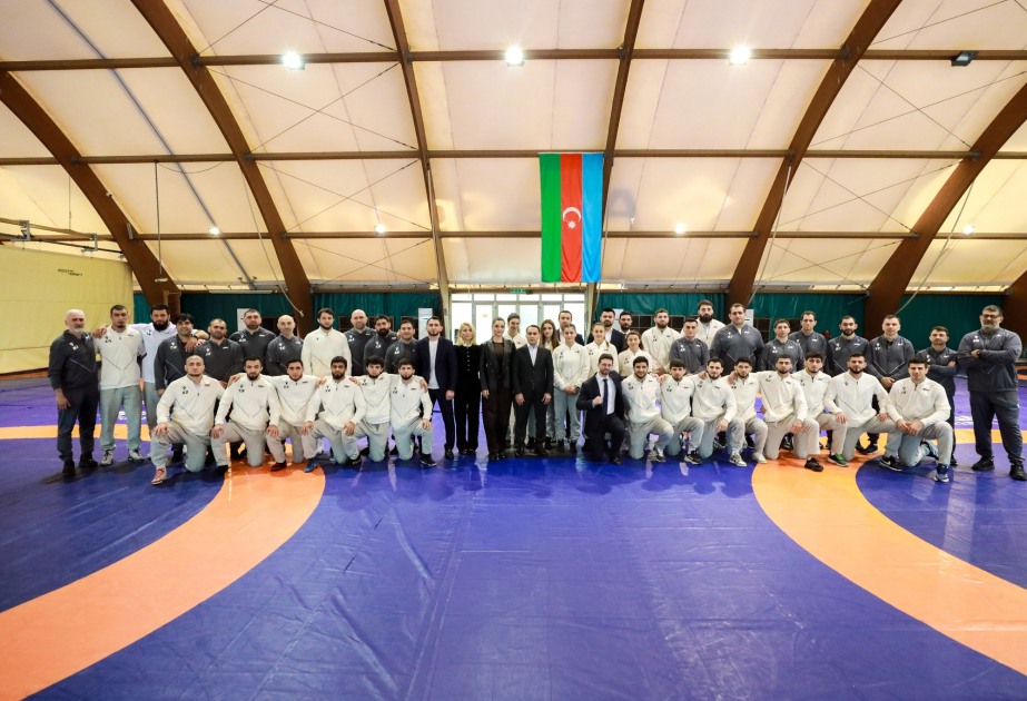 
Азербайджанские борцы вступают в борьбу на чемпионате Европы в Тиране