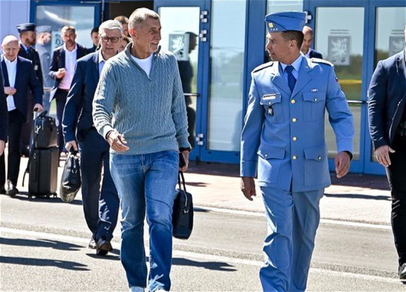 Андрей Бабиш летит в Азербайджан