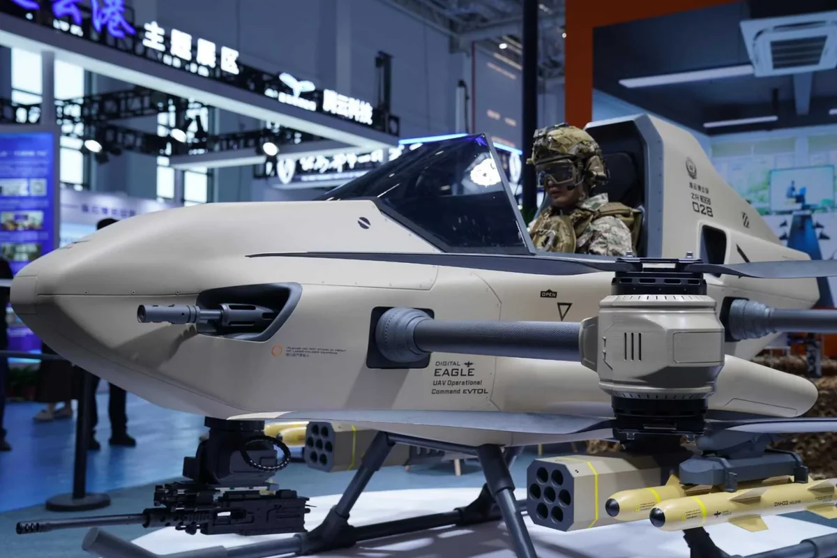 
В Китае создали тяжелый пилотируемый дрон с пулеметами и ракетами