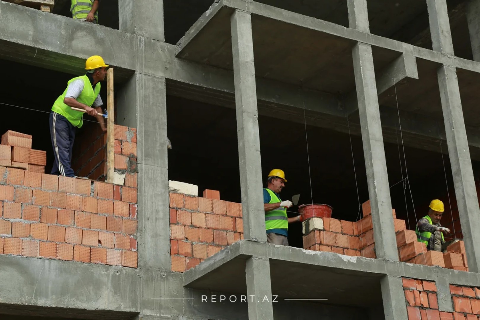 
В Азербайджане выявили более 1,6 тыс. случаев нелегальной занятости на стройках