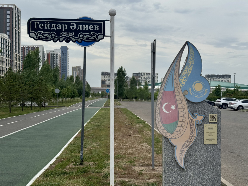 
Памятный знак в Астане напоминает о дружбе Казахстана и Азербайджана
