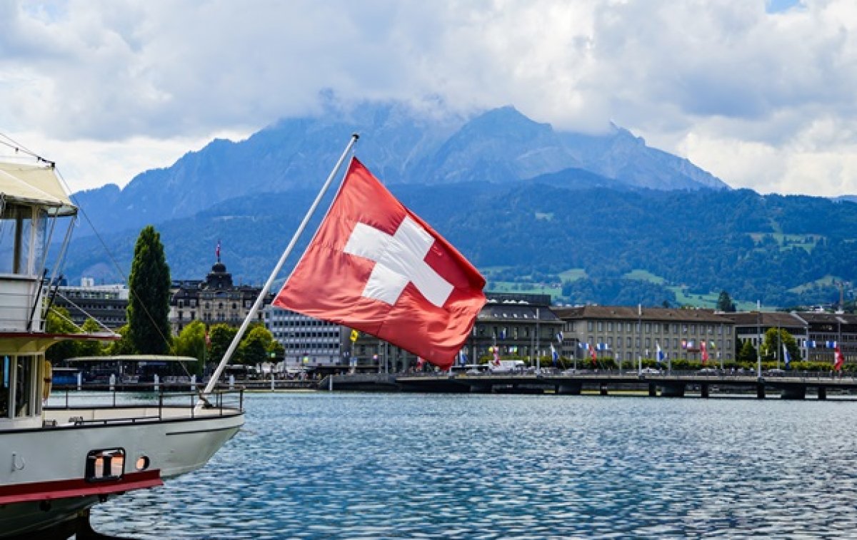 
Не более 10 миллионов: швейцарцы пошли на референдум