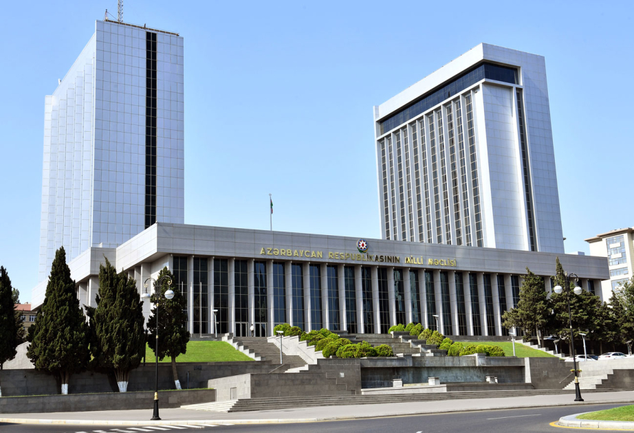 
Проходит очередное пленарное заседание Милли Меджлиса