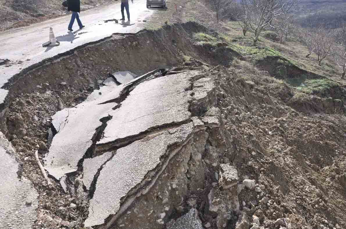 В Шамахы часть дороги обрушилась из-за оползня