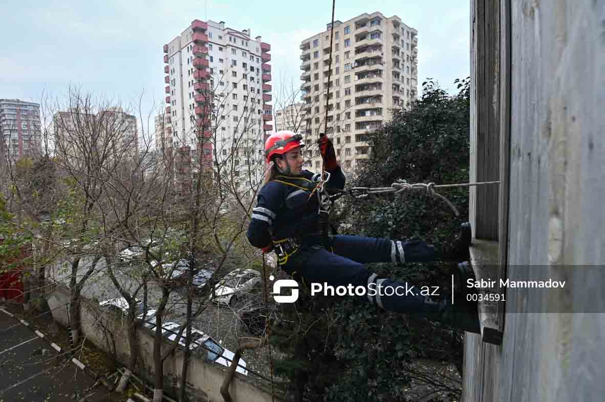 В Баку спасатели вызволили ребенка, запертого в квартире